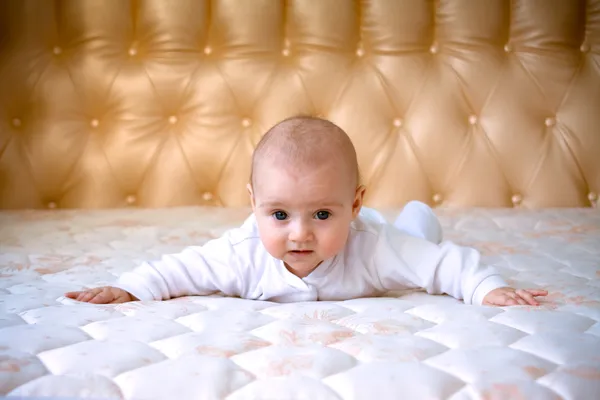 Маленька дитина на великому ліжку — стокове фото