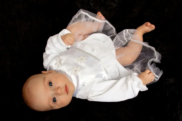 Pequeno bebê em um vestido branco — Fotografia de Stock