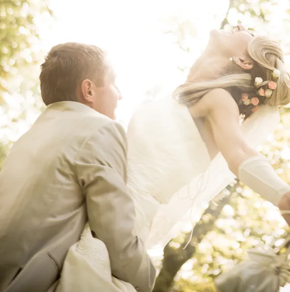 Молодая пара целуется в лучах солнца — стоковое фото