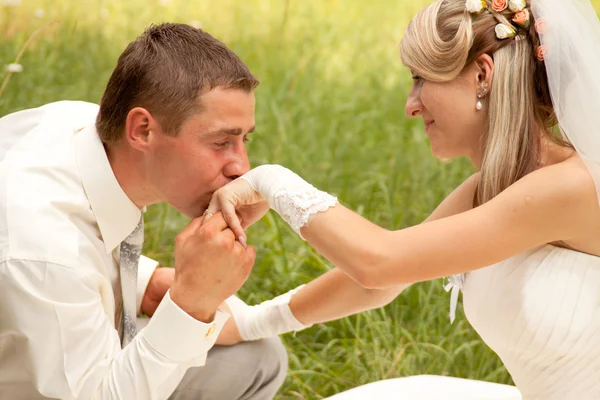 Caucasiano principal adulto masculino noivo beijando mão de noiva feminina — Fotografia de Stock