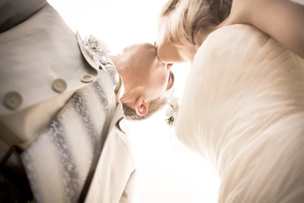 Жених и невеста целуются в день свадьбы — стоковое фото