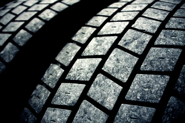 Gebrauchte Reifen dunkler Hintergrund — Stockfoto