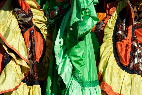 Közeli kép: színes ruha, táncosok, a szoknya — Stock Fotó