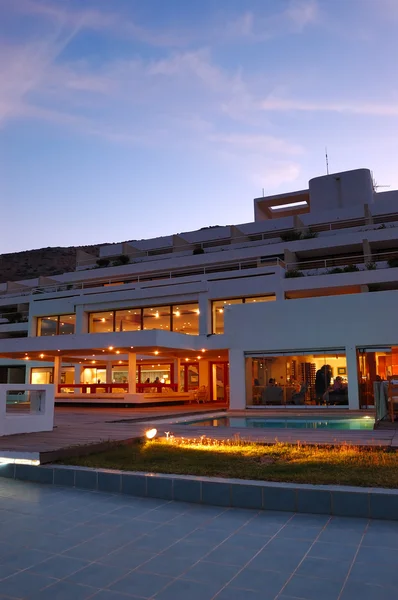 Restaurant de verlichting van luxehotel tijdens zonsondergang, Kreta, — Stockfoto