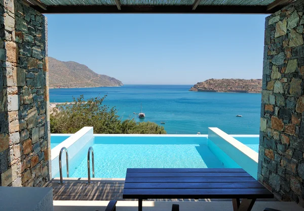 Zwembad door luxevilla met uitzicht op het eiland spinalonga, — Stockfoto