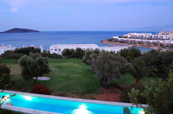 Pôr do sol e praia no hotel de luxo, Creta, Grécia — Fotografia de Stock