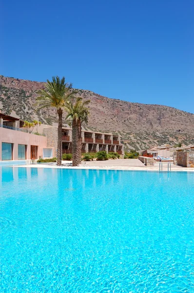 希腊克里特岛豪华旅馆的游泳池 — 图库照片