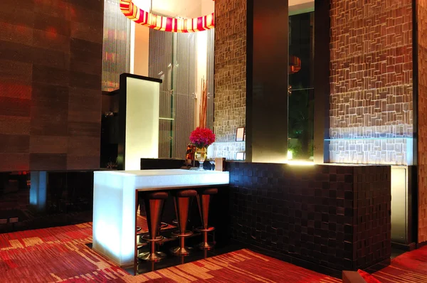 带灯的现代酒吧内部，芭堤雅，泰国 — 图库照片