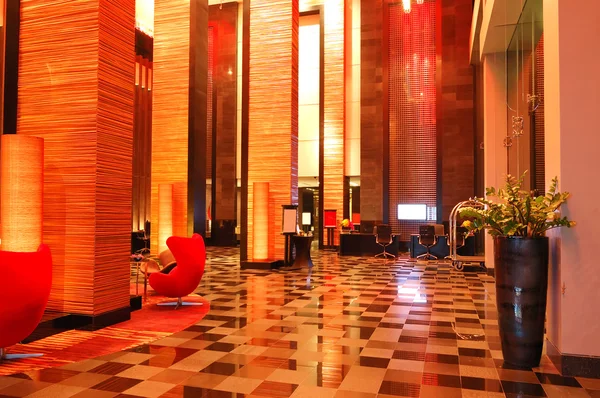 Moderna lobbyn interiör i natt belysning, pattaya, thailand — Stockfoto