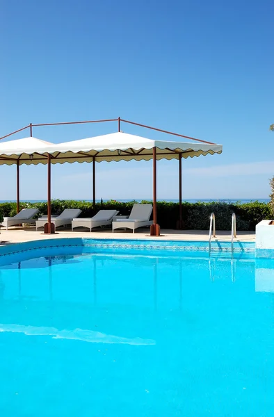 Piscine à l'hôtel de luxe, Crète, Grèce — Photo