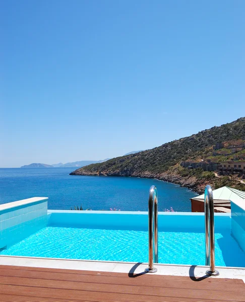 Poolen på den lyxiga villa, Kreta, Grekland — Stockfoto
