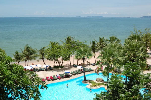 Zwembad aan het strand van de populaire hotel, pattaya, thaila — Stockfoto