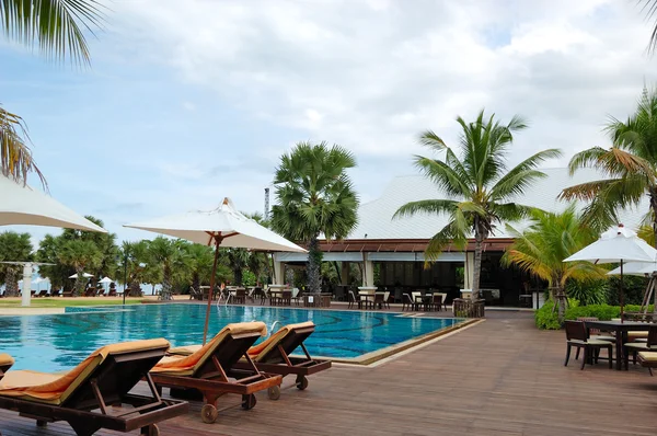 Zwembad op het strand en de bar van het populaire hotel, pattaya — Stockfoto