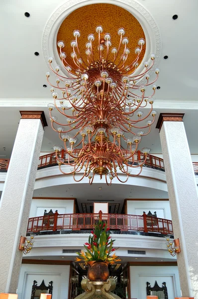 Блеск в холле роскошного отеля, Паттайя, Таиланд — стоковое фото