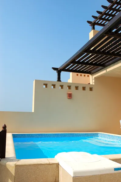 La piscina en la villa de lujo, Dubai, Emiratos Árabes Unidos —  Fotos de Stock
