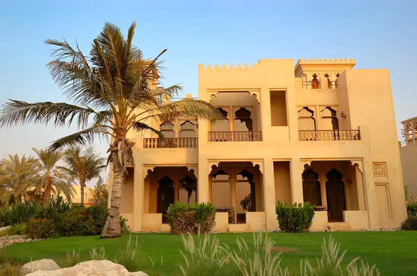 Arapça tarzı villa ve lüks otel, d gün batımı sırasında palm — Stok fotoğraf