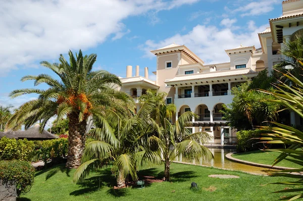 Budova luxusní hotel a palm stromů, ostrov tenerife — Stock fotografie