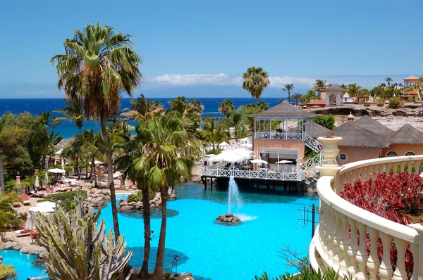 Pool, restaurang och beach luxury Hotel — Stockfoto