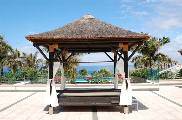 Bali type hut near beach and swimming pool, Tenerife island — Stock Photo, Image