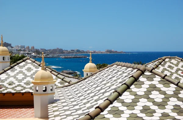 Toit carrelé des villas de luxe, île de Tenerife, Espagne — Photo