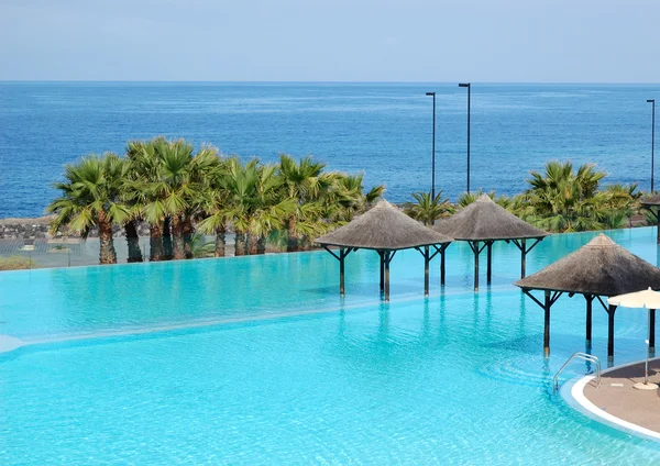 Piscina y playa de hotel de lujo, isla de Tenerife, España —  Fotos de Stock