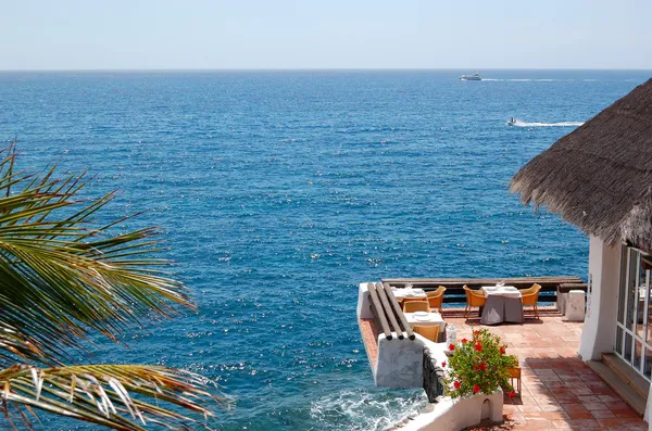 Szabadtéri étterem, az tenerife isla, az Atlanti-óceánra néző kilátással — Stock Fotó