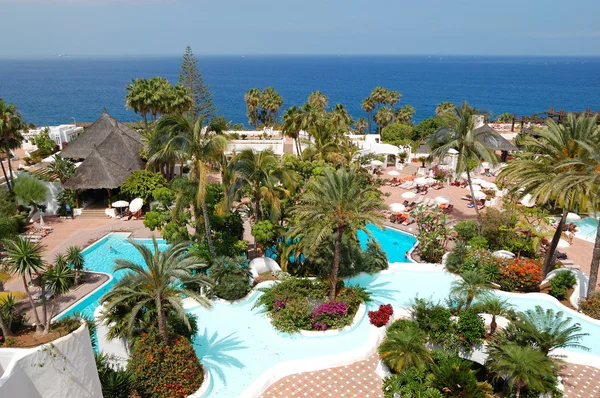 Зона відпочинку з басейнами і пляжем розкішного готелю, Т — стокове фото