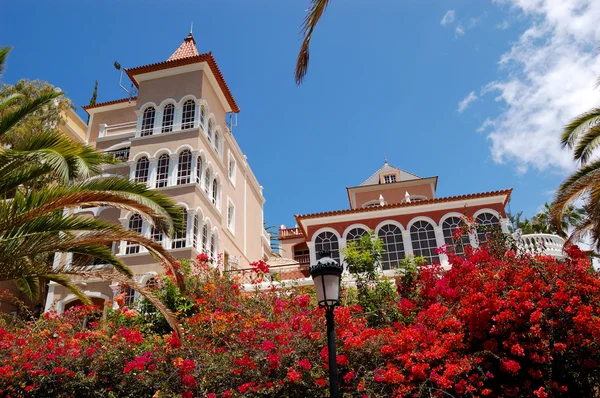 Luksusowy hotel ozdobiony kwiatami, wyspa tenerife, Hiszpania — Zdjęcie stockowe