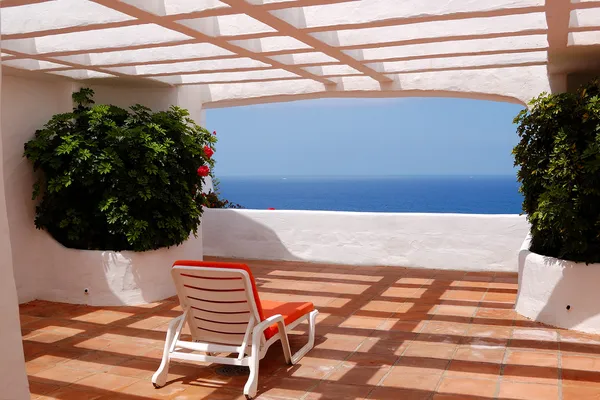 A tengerre néző terasszal, luxus szálloda, a strand és az Atlanti-óceán — Stock Fotó