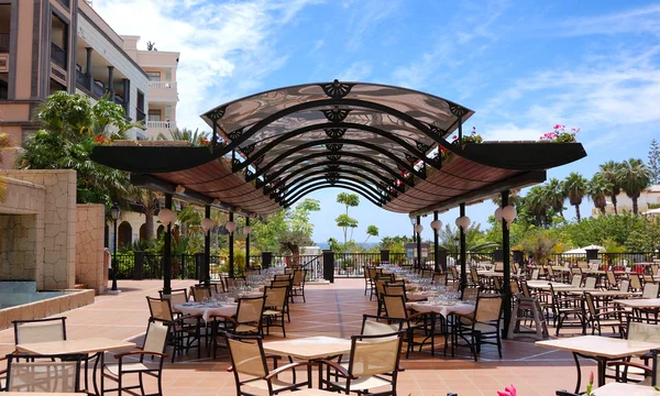 Restaurante al aire libre con vistas al Océano Atlántico en hote de lujo —  Fotos de Stock