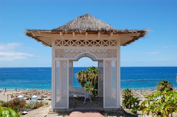 Moře pohled chýše s lavice pláž v luxusním hotelu, tenerife isl — Stock fotografie