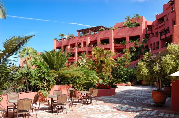 El edificio de hotel de lujo y terraza al aire libre, Tenerife islan — Foto de Stock