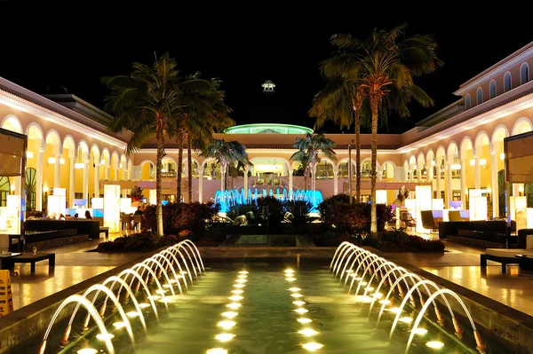 Nachtbeleuchtung von Luxushotels und beleuchteten Springbrunnen, — Stockfoto