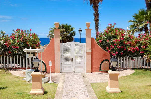 방법 및 고급 호텔, 테네리페 섬, spai 해변에 문을 — 스톡 사진