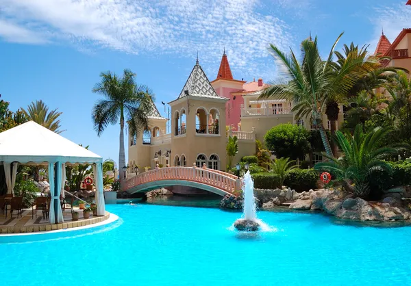 Plavecký bazén s fontánou v luxusním hotelu, ostrov tenerife, sp — Stock fotografie