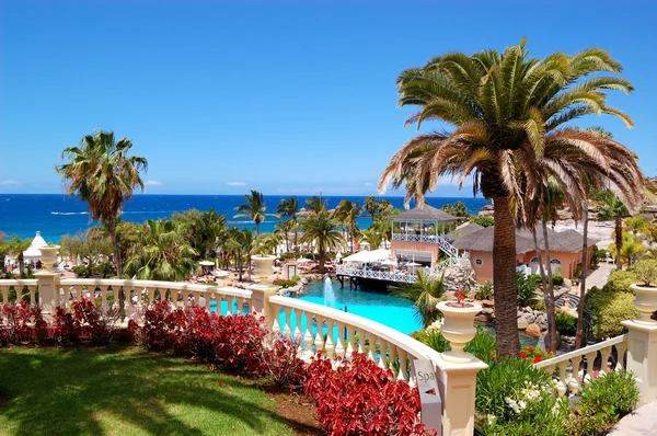 Schwimmbad, Restaurant unter freiem Himmel und Strand des Luxushotels, — Stockfoto