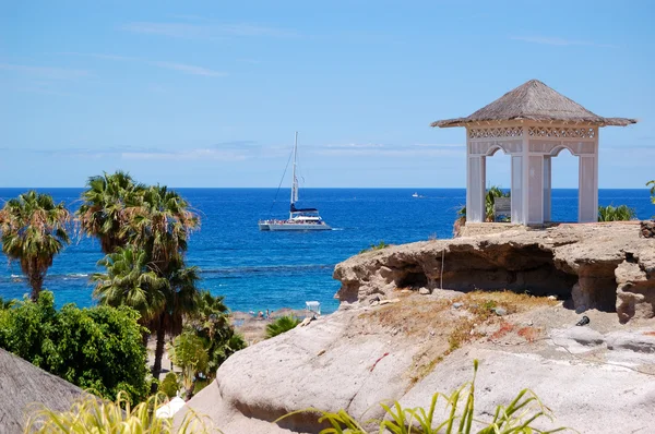 Hütte mit Meerblick und Bank über dem Strand im Luxushotel und auf der Jacht — Stockfoto