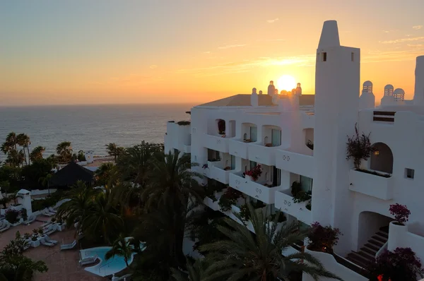 Pôr do sol e praia no hotel de luxo, ilha de Tenerife, Espanha — Fotografia de Stock