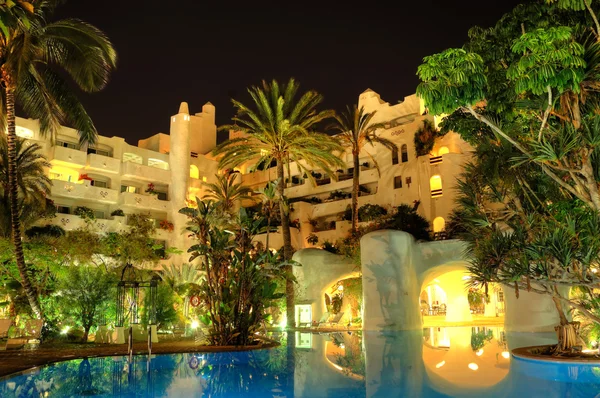 Illuminazione notturna di hotel di lusso, isola di Tenerife, Spagna — Foto Stock