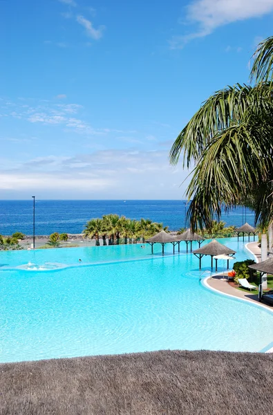 Piscina com jacuzzi e praia de hotel de luxo, Tenerife i — Fotografia de Stock