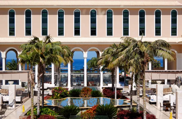 Lounge área at luxury hotel and fountain, Tenerife island, España — Foto de Stock