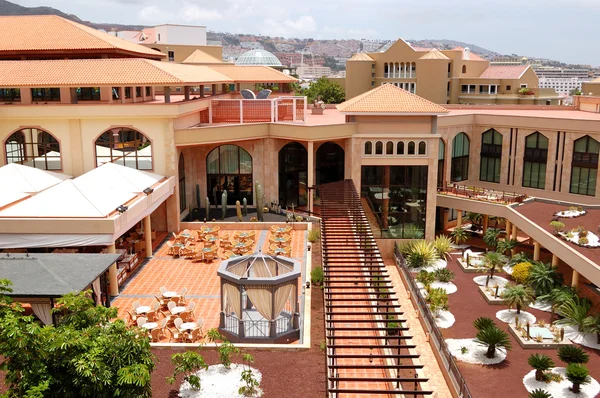 Edificio y restaurante al aire libre de hotel de lujo, isla de Tenerife — Foto de Stock