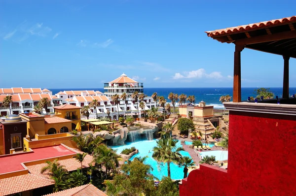 Edificio y zona de recreo de hotel de lujo, isla de Tenerife, S — Foto de Stock
