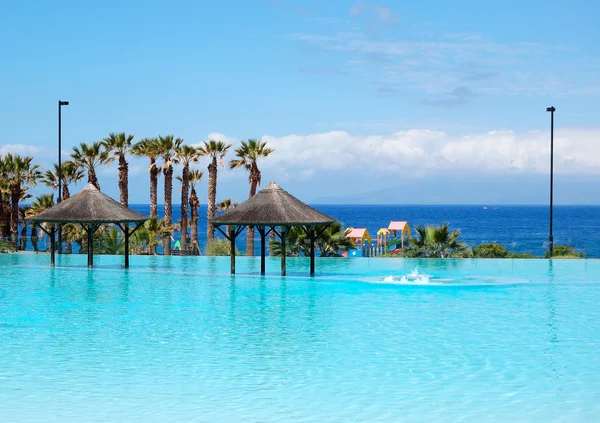 Piscina com jacuzzi e praia de hotel de luxo, Tenerife i — Fotografia de Stock