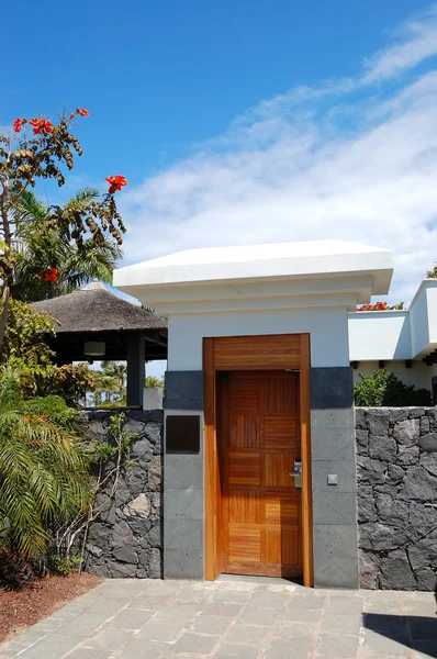 Entrada para a área de villa de luxo, ilha de Tenerife, Espanha — Fotografia de Stock