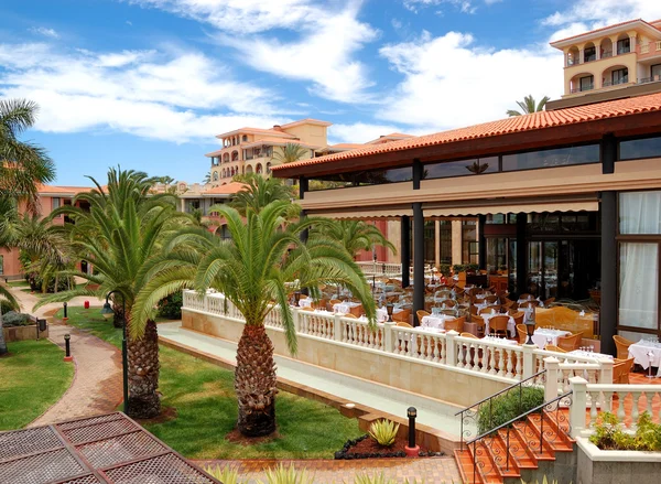 Openluchtrestaurant op luxehotel, eiland tenerife, Spanje — Stockfoto