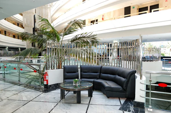 Lobbyn interiör på lyxiga hotel, Teneriffa, Spanien — Stockfoto
