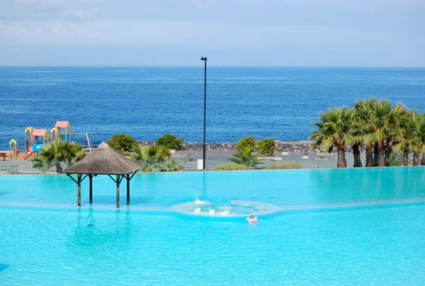 Plavecký bazén s vířivkou a pláž luxusního hotelu, tenerife a já — Stock fotografie