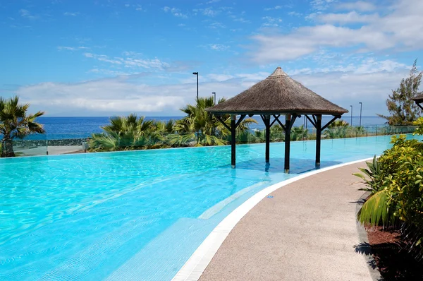 游泳池与巴厘岛类型小屋和海滩的豪华酒店，tene — 图库照片