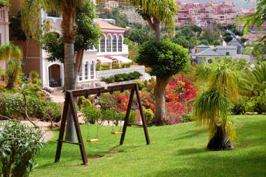 lüks otel, adanın tenerife, İspanya, yeşil çimenlerin üzerine salıncak